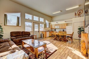 Duplex, 3 Bedrooms, Non Smoking | Ruang tamu | 55 inci sebuah televisyen pintar dengan digital, TV, pendiangan