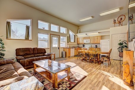 Smart TV, chimenea, Netflix, servicios de streaming. Cascade Lake Inn