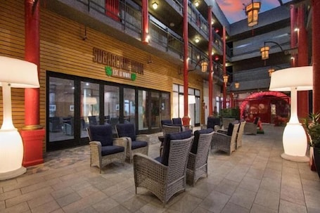 Terrace/patio. Best Western Plus Dragon Gate Inn