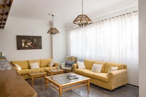 Living area - Kamari Blue Boutique Hotel (Santorini)