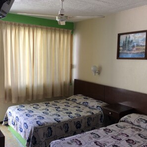 Caja de seguridad en la habitación y ropa de cama 
