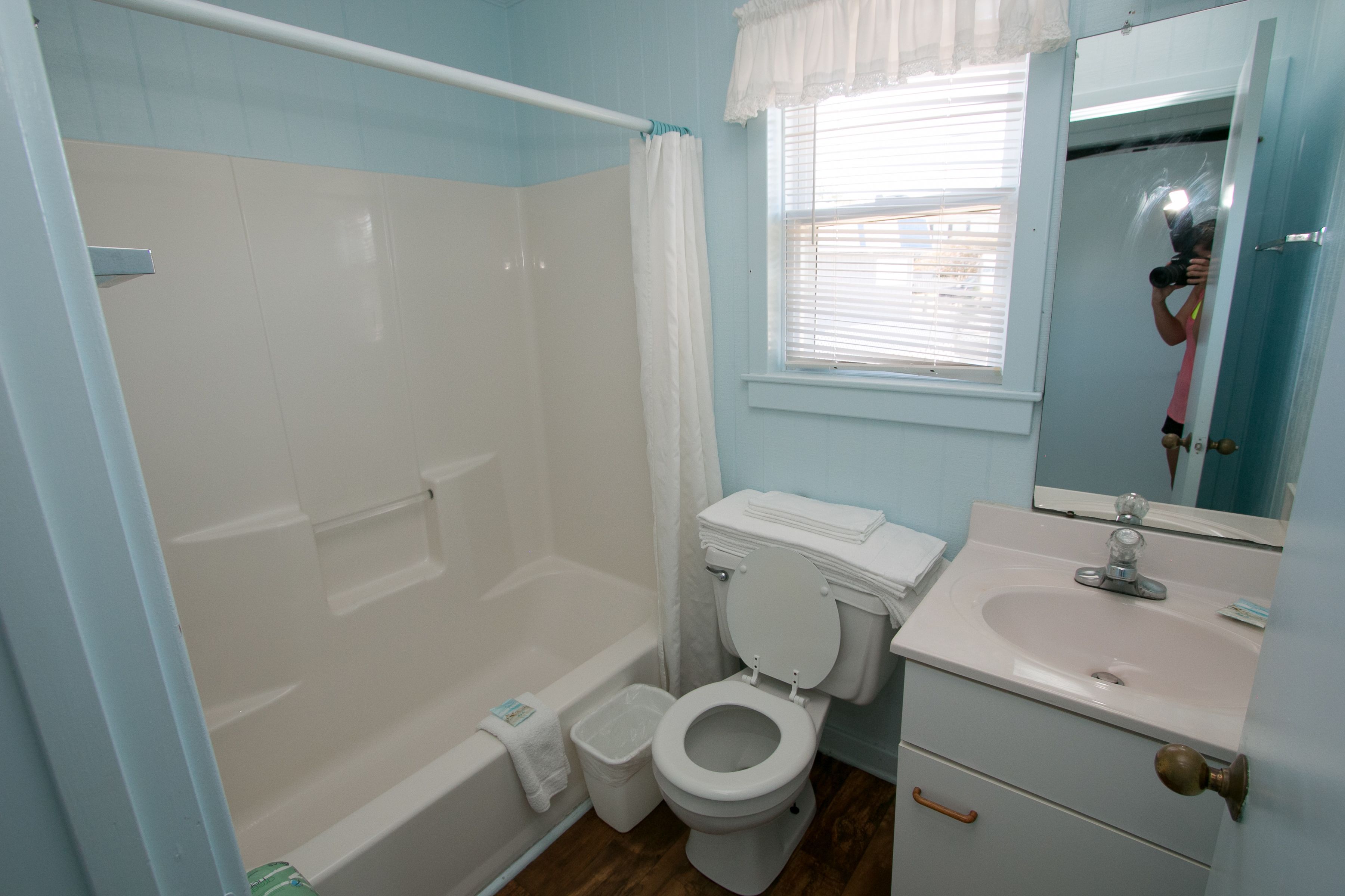 Une salle de bain avec une baignoire, des toilettes et un lavabo.