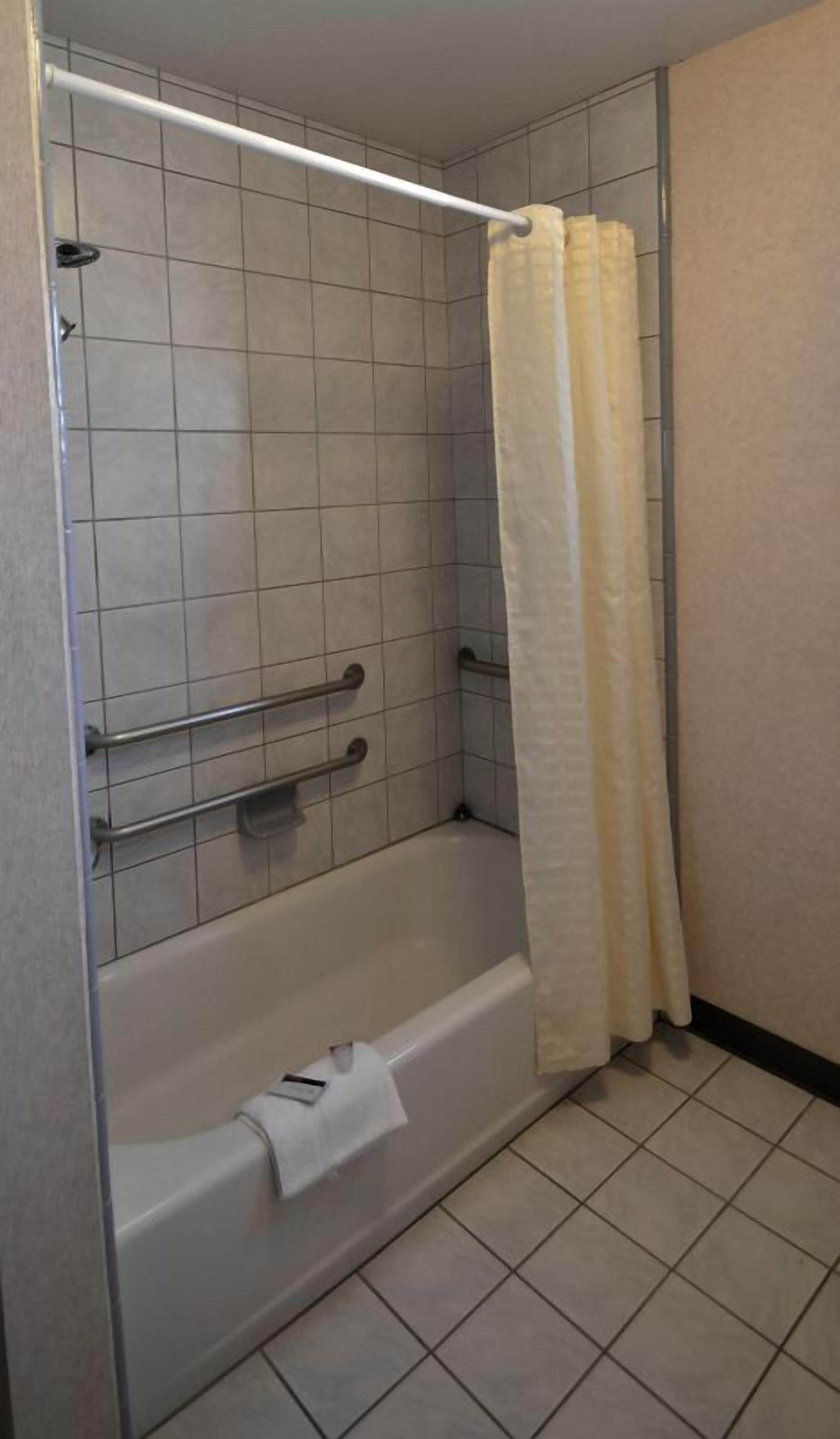 room, accessible | bathroom | combined shower/bathtub, hydromassage showerhead, free toiletries