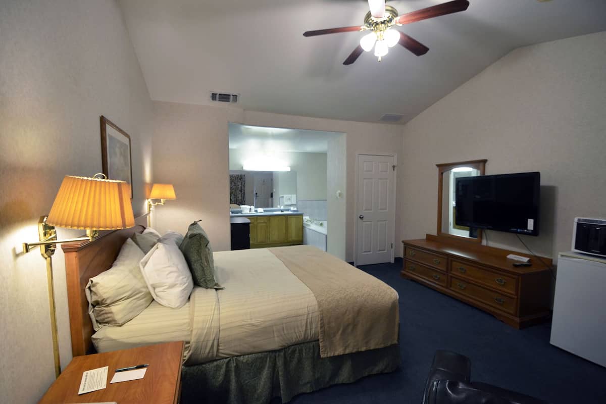 Habitación, 1 cama King size, hidromasaje | Escritorio, tabla de planchar con plancha, wifi gratis y ropa de cama