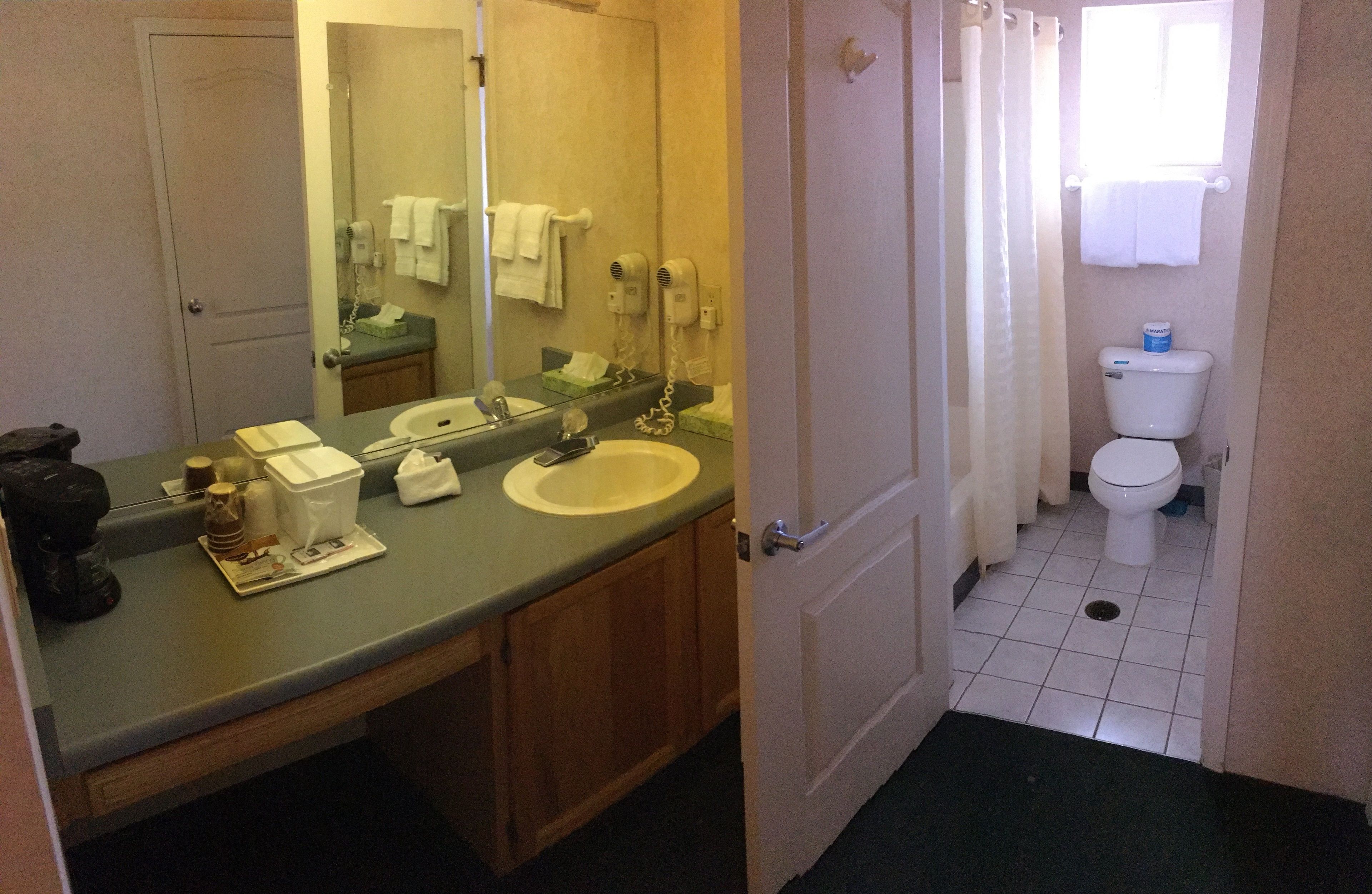 combined shower/bathtub, hydromassage showerhead, free toiletries