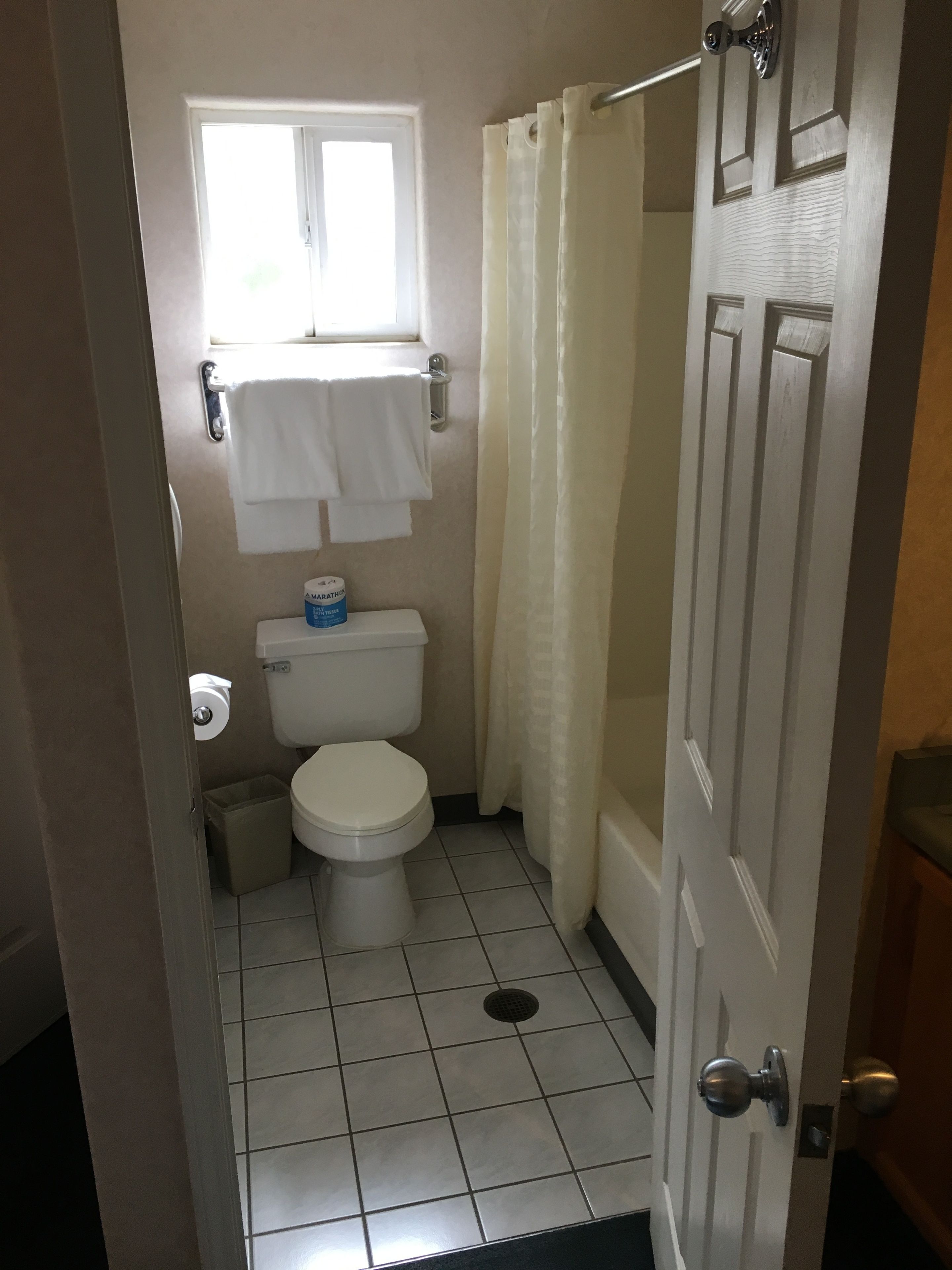 combined shower/bathtub, hydromassage showerhead, free toiletries