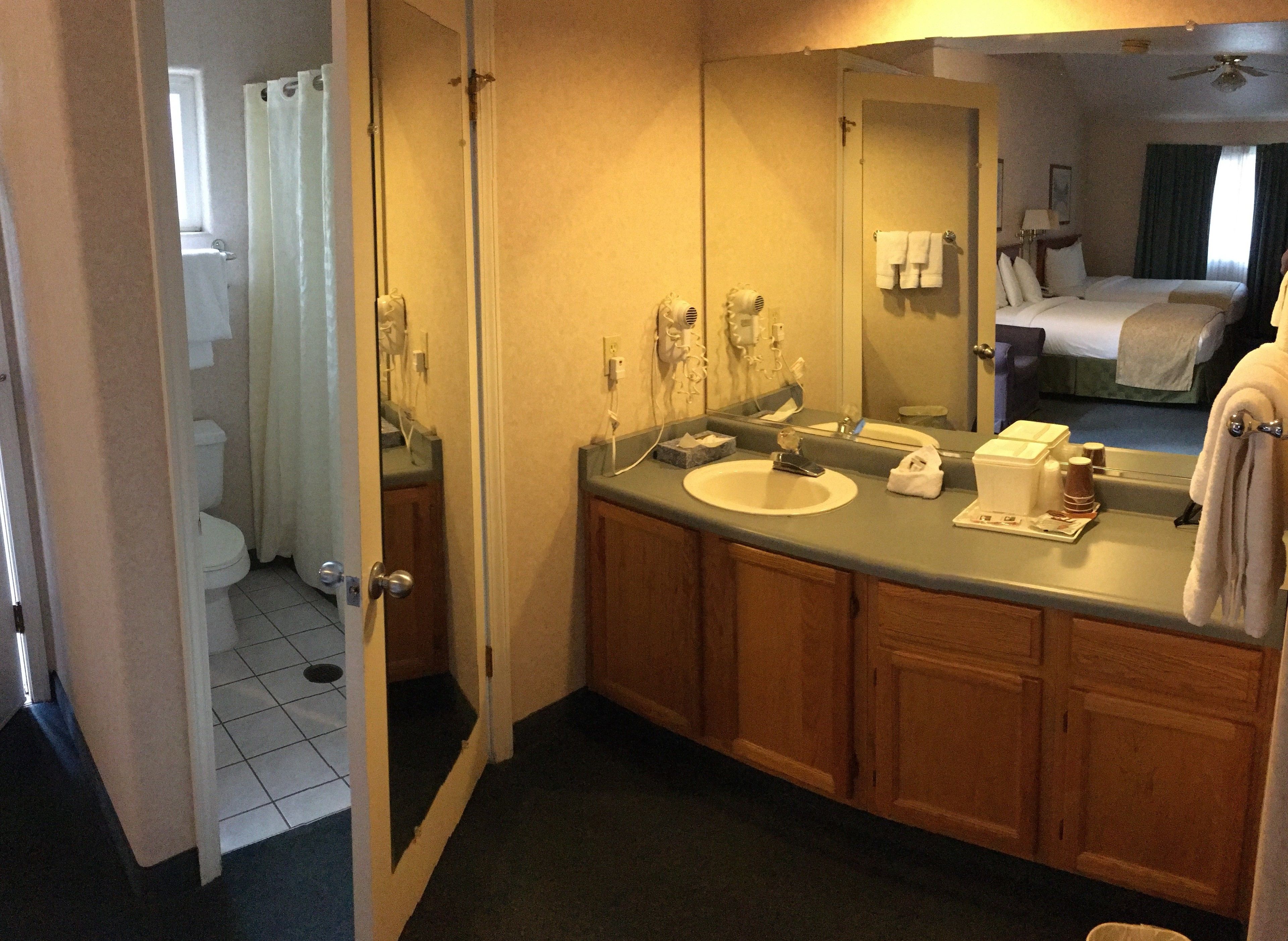 combined shower/bathtub, hydromassage showerhead, free toiletries