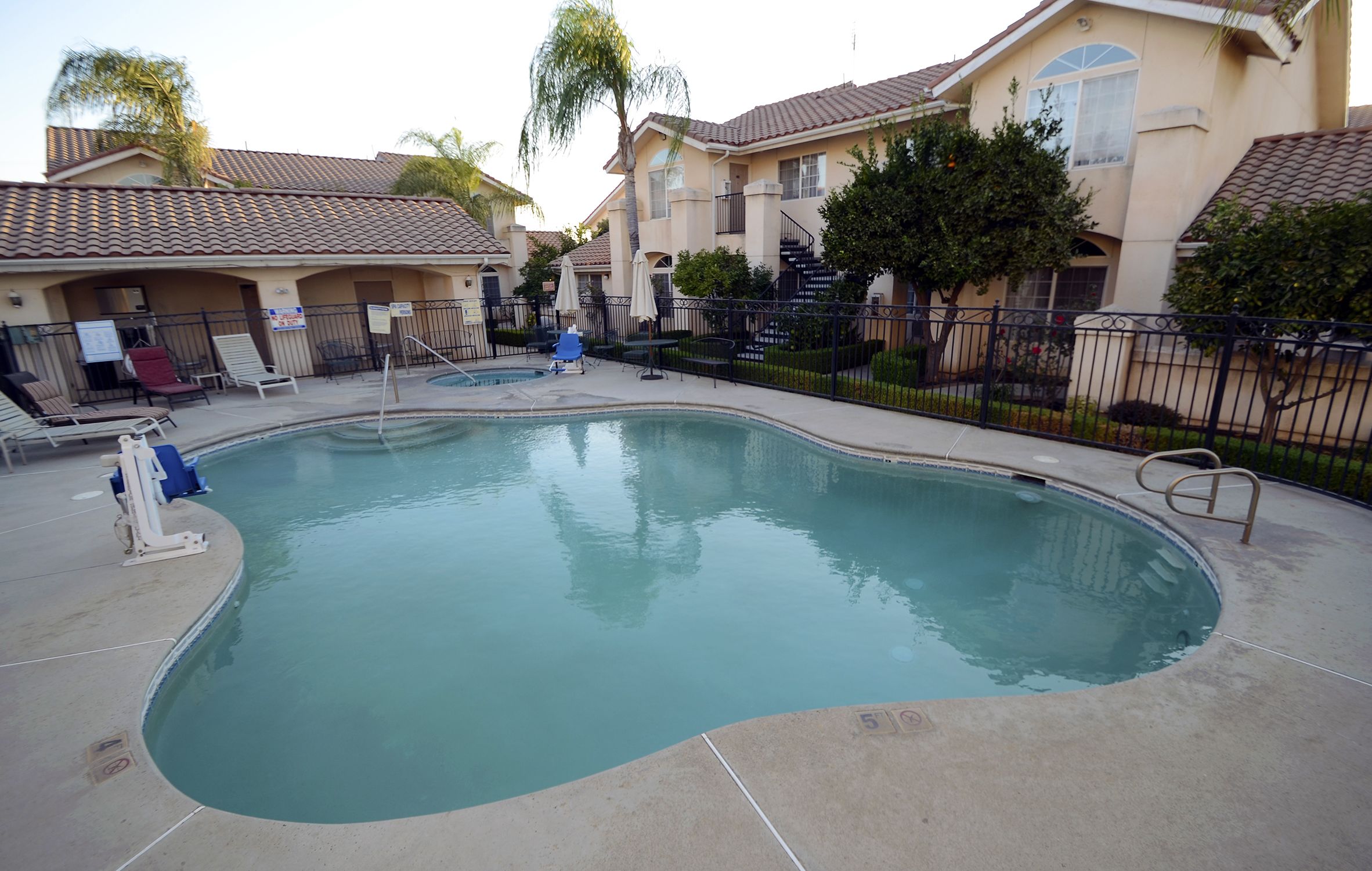 outdoor pool, open 9:00 am to 9:00 pm, pool loungers