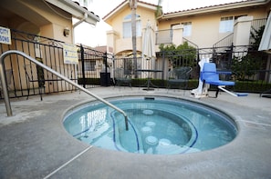 Outdoor pool, open 9:00 AM to 9:00 PM, pool loungers - Garden Inn and Suites (Fresno)