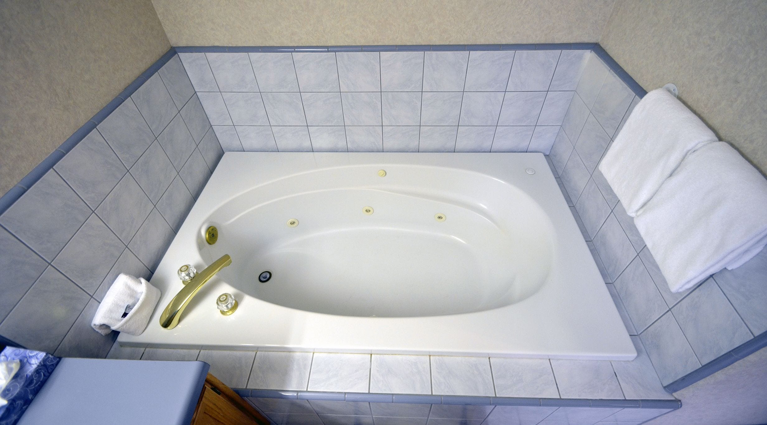 room, 1 king bed, jetted tub | jetted bathtub