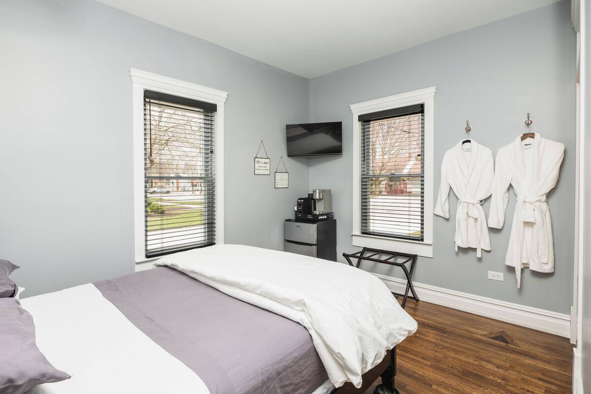 Suite Standard, 1 grand lit, non-fumeur, salle de bain privée | Draps en coton égyptien, literie de qualité, fer et planche à repasser