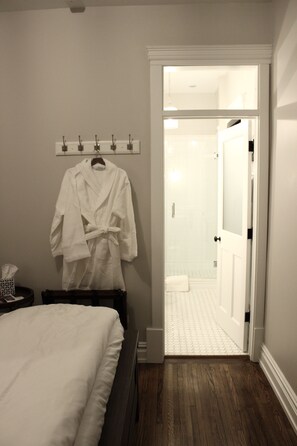 Suite estándar, 1 cama de matrimonio, no fumadores, baño privado (Herrington) | Servicios del cuarto de baño | Ducha y cabezal de ducha tipo lluvia