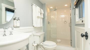 Standard Single Room, 1 Queen Bed | Bathroom | Shower, rainfall showerhead, designer toiletries, hair dryer