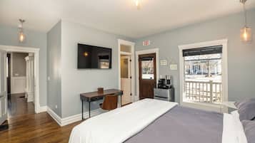 Standard Suite, 1 King Bed, Park View | 1 bedroom, Egyptian cotton sheets, premium bedding, iron/ironing board