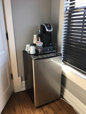 Standard Suite, 1 Queen Bed, Non Smoking, Private Bathroom (Goodson) | Coffee and/or coffee maker
