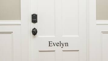 Une porte blanche avec une plaque portant le nom « Evelyn » et un bouton de sonnette.