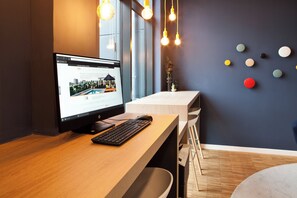 A modern office desk with a computer, keyboard, and mouse. - Holiday Inn Express Siegen by IHG (Siegen)