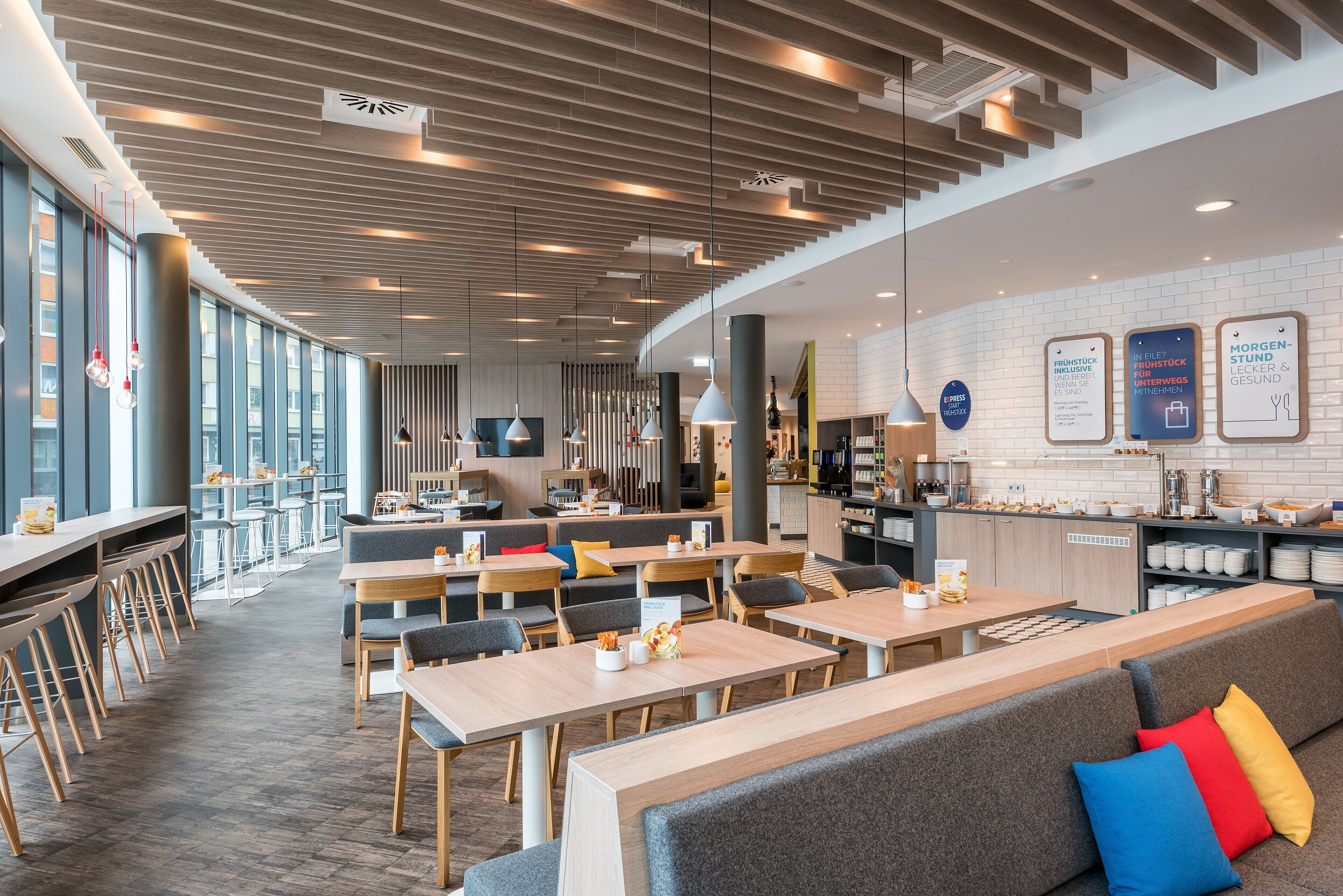 朝食 (コンチネンタル ブレックファスト)、毎日提供 (無料)