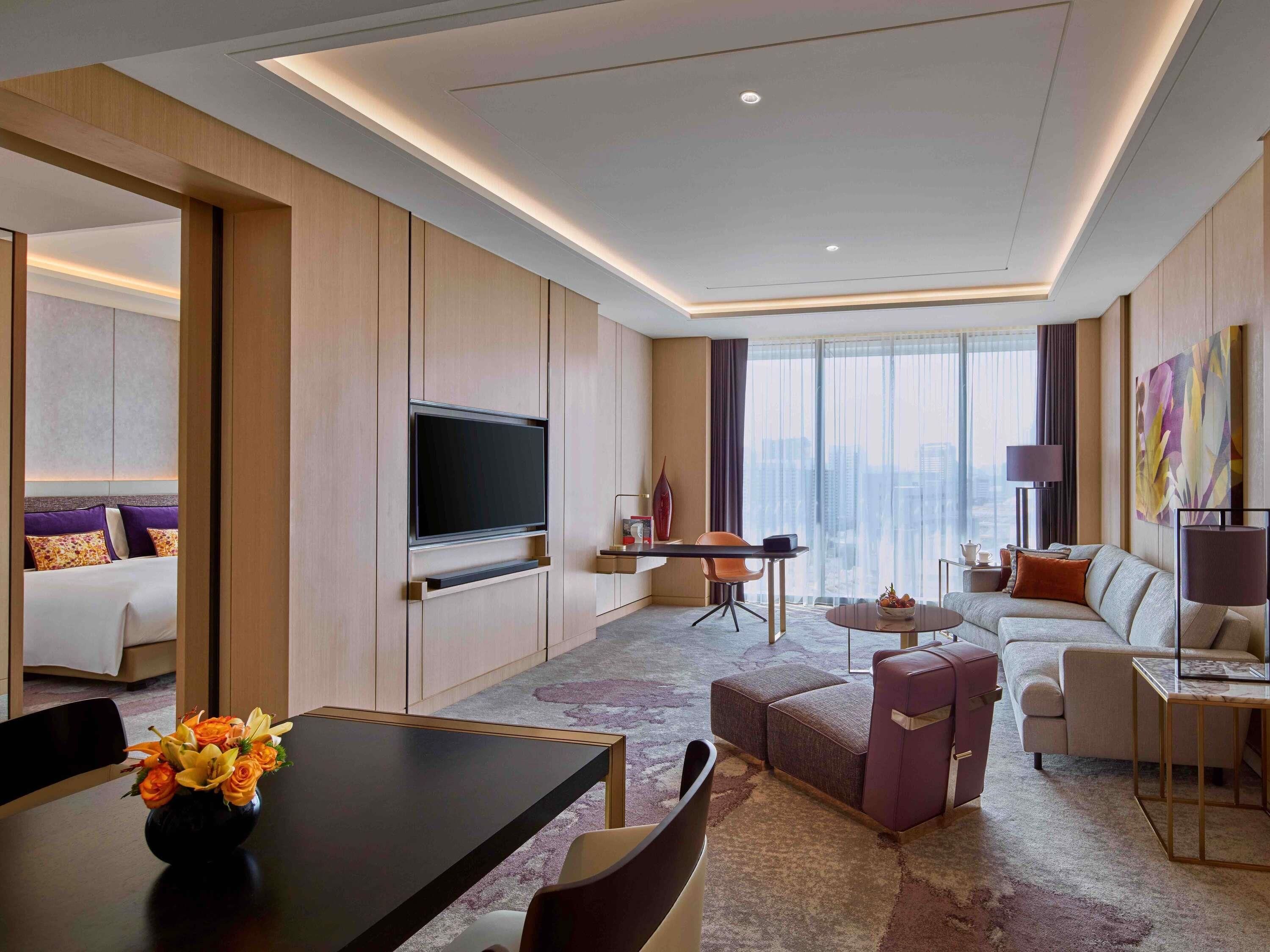 PRESTIGE SUITE, Club Millésime Access, 1 King Bed, Heritage or City View | Roupas de cama premium, edredons de pluma, frigobar, cofres nos quartos