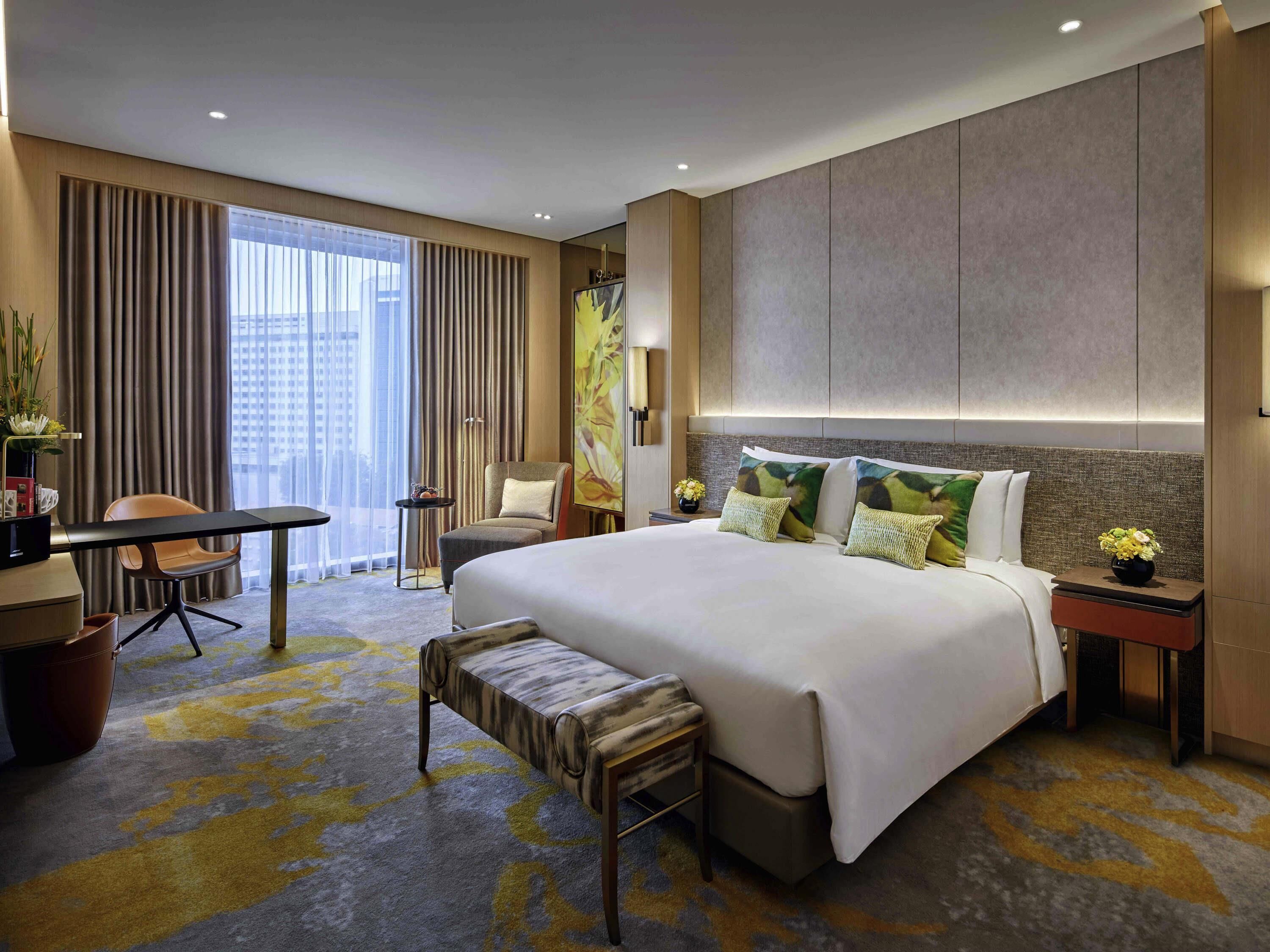 LUXURY CLUB ROOM, Club Millésime Access, 1 King  Bed, Heritage or Pool View, High Floor | Roupas de cama premium, edredons de pluma, frigobar, cofres nos quartos