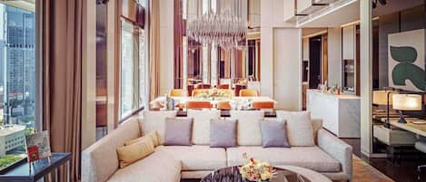 JOAQUIM SUITE, Club Millésime Access, 1 King Bed, Heritage View, High Floor | Premium-sengetøj, dundyner, minibar, pengeskab på værelset