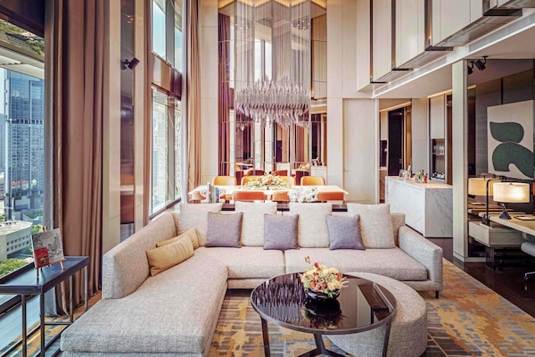 JOAQUIM SUITE, Club Millésime Access, 1 King Bed, Heritage View, High Floor | Seprai premium, selimut bulu angsa, minibar, dan brankas