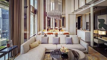 JOAQUIM SUITE, Club Millésime Access, 1 King Bed, Heritage View, High Floor | Premium bedding, down duvets, minibar, in-room safe