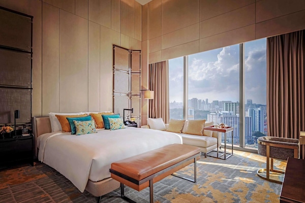 JOAQUIM SUITE, Club Millésime Access, 1 King Bed, Heritage View, High Floor | Peralatan tempat tidur premium, gebar bulu kapas, bar mini