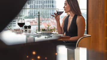 朝食、ランチ、ディナー、ブランチに営業