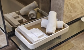 1 bedroom, premium bedding, down duvets, minibar