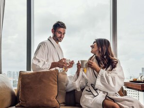 Premium bedding, down duvets, minibar, in-room safe - Sofitel Singapore City Centre (Singapore)
