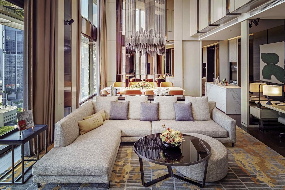 JOAQUIM SUITE, Club Millésime Access, 1 King Bed, Heritage View, High Floor | Ylelliset vuodevaatteet, untuvapeitot, minibaari, tallelokero huoneessa