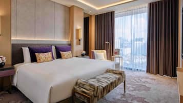 Ylelliset vuodevaatteet, untuvapeitot, minibaari, tallelokero huoneessa