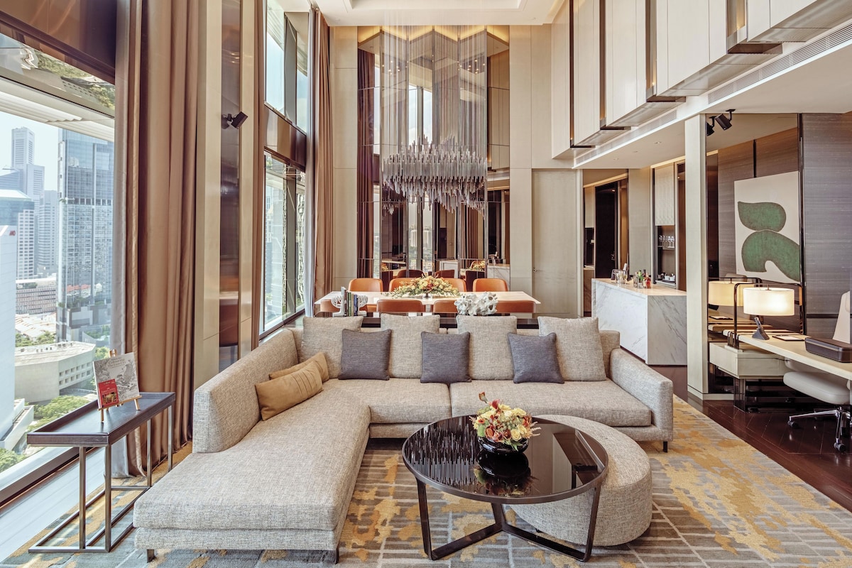 JOAQUIM SUITE, Club Millésime Access, 1 King Bed, Heritage View, High Floor | เครื่องนอนระดับพรีเมียม, ผ้านวมขนเป็ด, มินิบาร์, ตู้นิรภัยในห้องพัก
