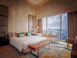 Ropa de cama de alta calidad, cubrecamas y minibar 