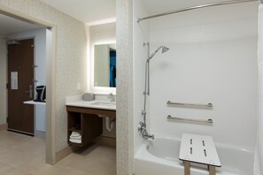 Combined shower/bathtub, free toiletries, towels
