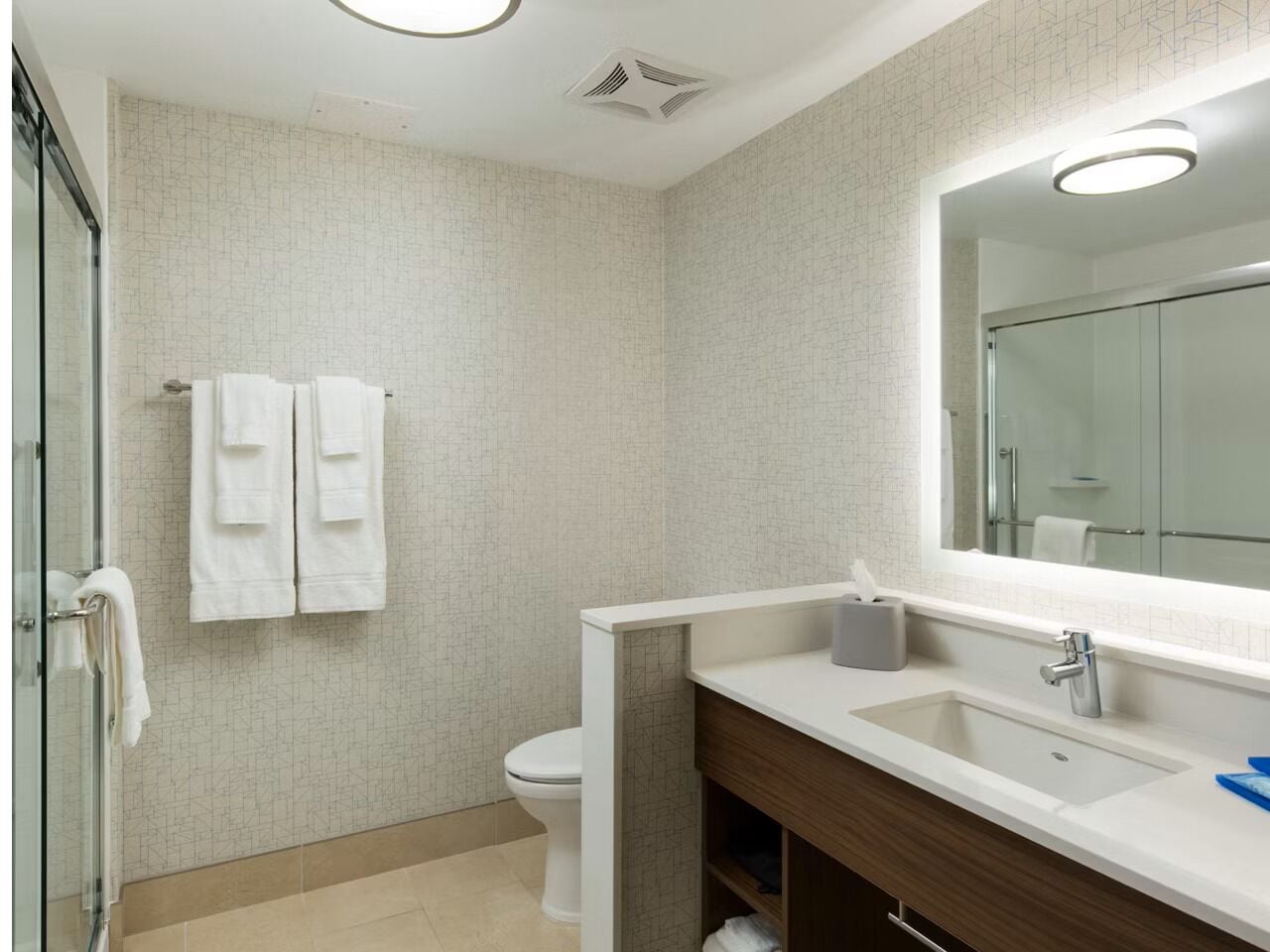 Combined shower/bathtub, free toiletries, towels