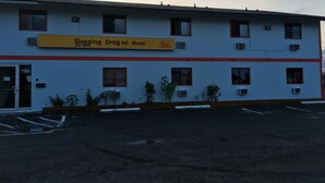 Front of property - Sleeping Dragon Motel (Thunder Bay)