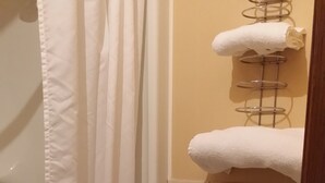 Combined shower/tub - Sleeping Dragon Motel (Thunder Bay)
