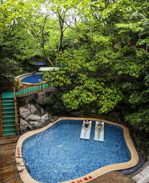 Una piscina cubierta, una piscina al aire libre