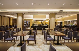 Daily buffet breakfast (CNY 68 per person)