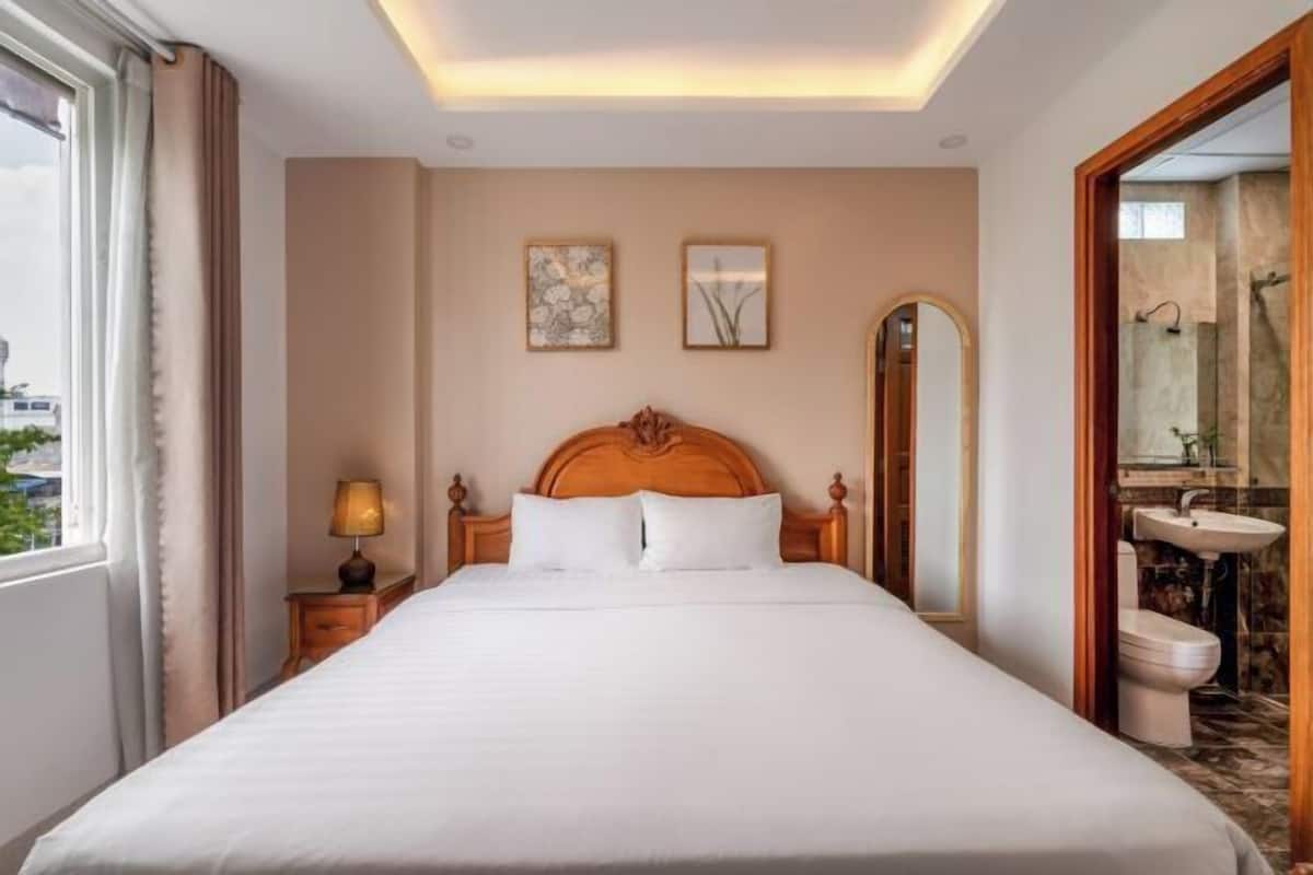 Minibar, in-room safe, desk, free WiFi