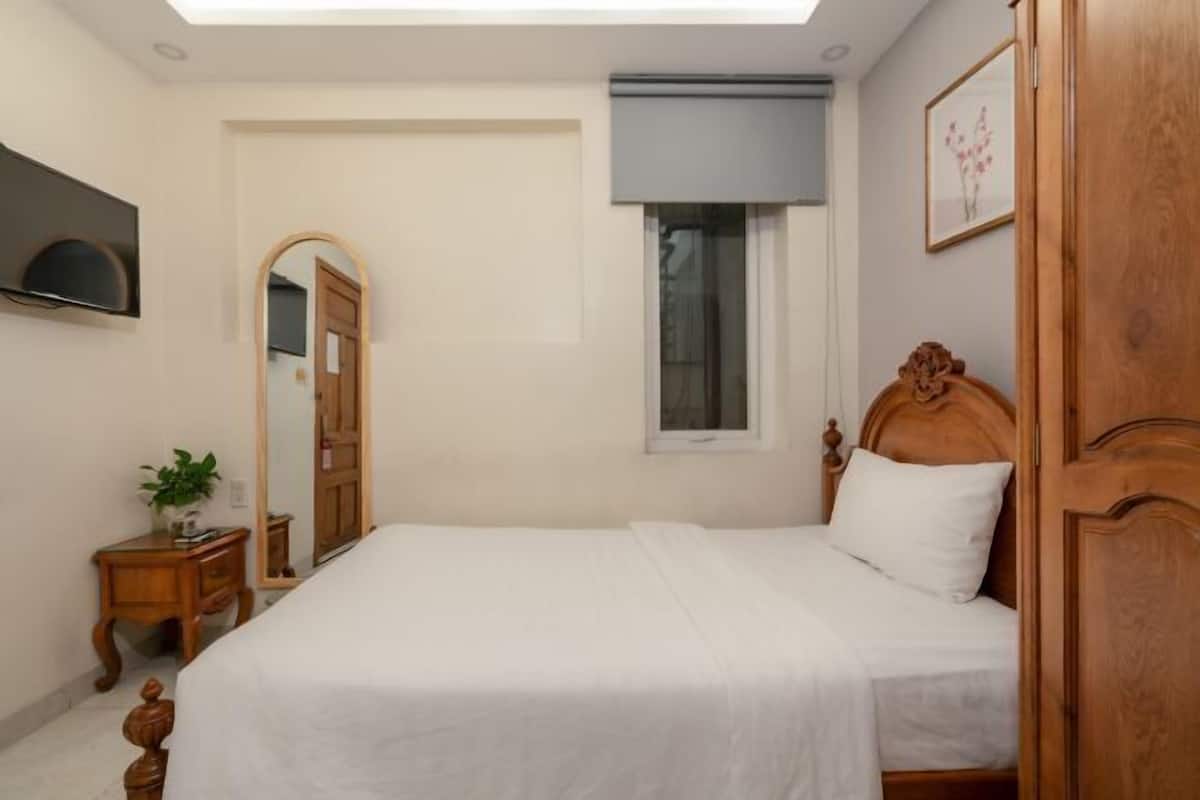 Minibar, in-room safe, desk, free WiFi