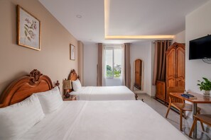 Chambre triple | Aire de séjour | Téléviseur à écran plat