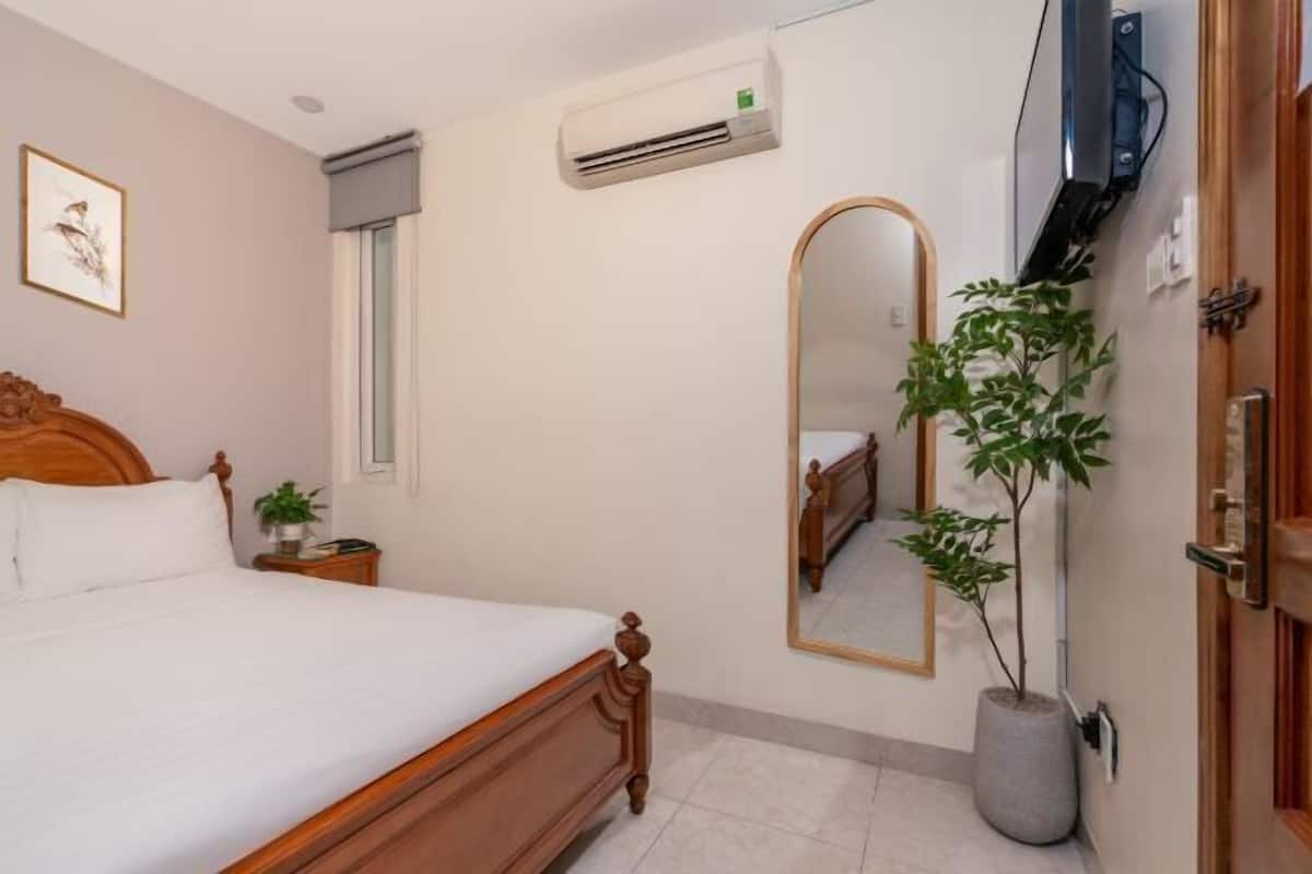 Minibar, in-room safe, desk, free WiFi