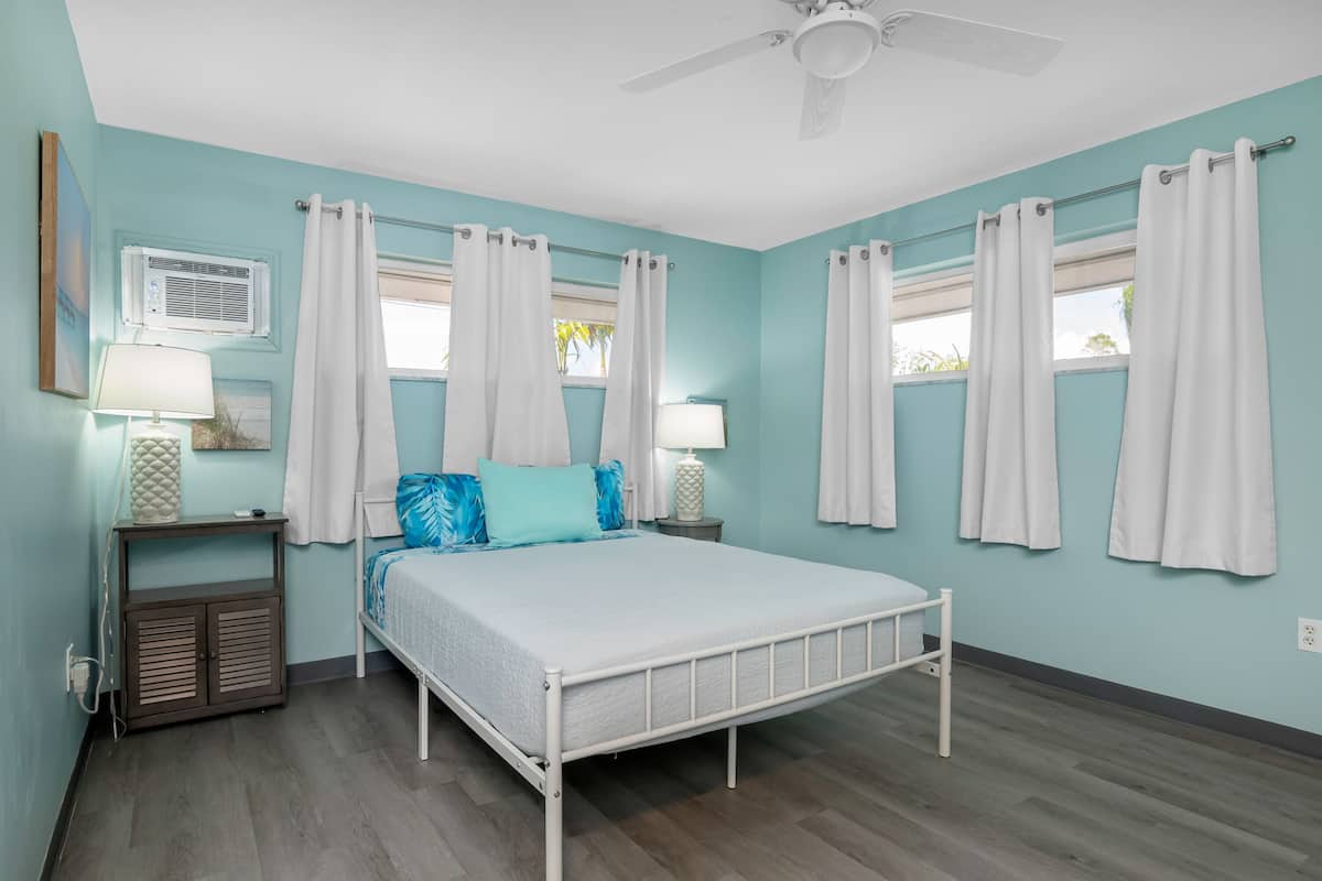 Deluxe Studio, 1 Queen Bed | 1 bedroom, blackout drapes, iron/ironing board, free WiFi
