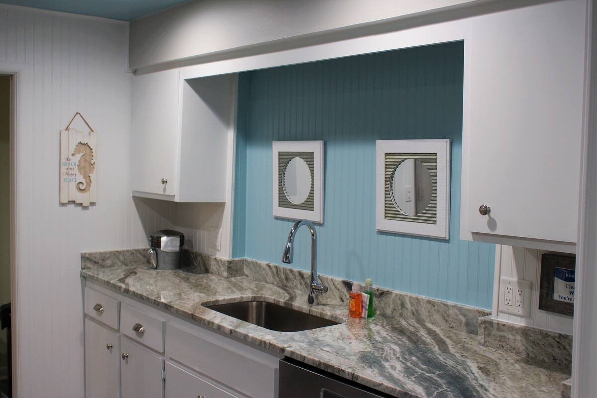 superior suite, kitchen, pool view | private kitchen | fridge, microwave, coffee/tea maker, toaster