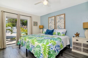 Suite – superior, kjøkken, bassengutsikt | Blendingsgardiner, strykejern/-brett, wi-fi (inkludert) og sengetøy