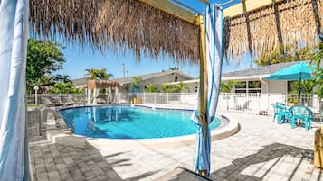 Udendørs pool, åben fra kl. 08.00 til kl. 18.00, gratis hytter