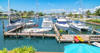 Latitude 26 Waterfront Boutique Resort - Fort Myers Beach